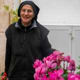 ...nel quale troviamo ad accoglierci l�87enne madre superiora Maria Lucilla Mennuni, in carica dal 1999, alle prese con i fiori di cui si occupa ogni giorno